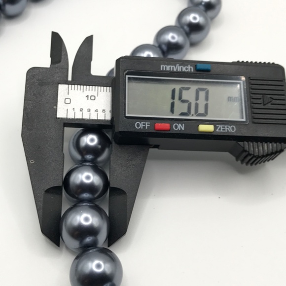 MY FLAT IN LONDON Faux Gray South Sea Pearl Necklace Chunky 15mm Toggle - Picture 7 of 10